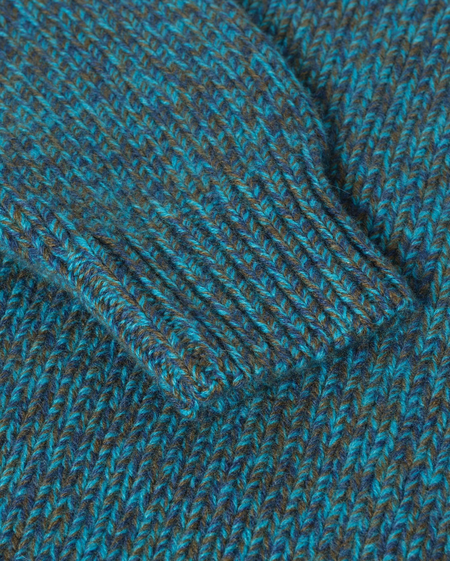 JOHNSTONS OF ELGIN FYFE CREW SWEATER CASHMERE 3 COLOUR MARL CREW SWEATER - 6 PLY BLUE MARL 100% CASHMERE UAC05753007012