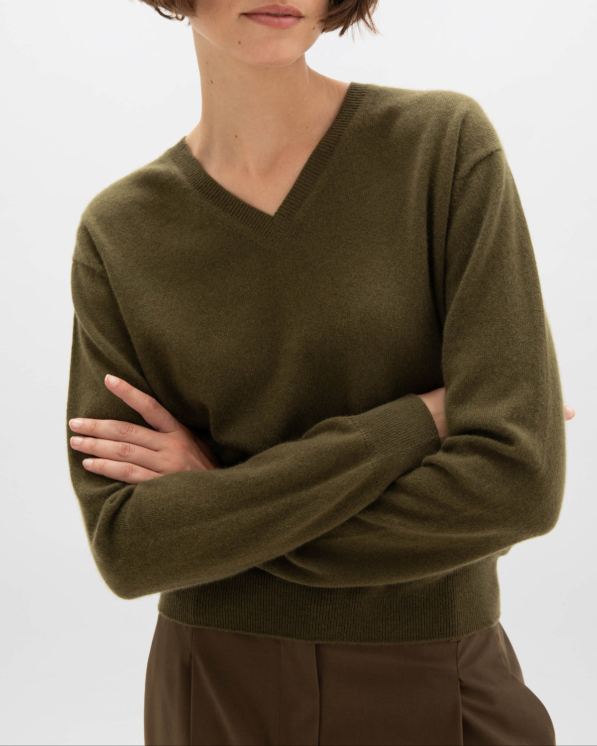 Johnstons of Elgin AW24 Women's Knitwear Olive Cropped Cashmere V Neck Jumper KAI05143SC4573