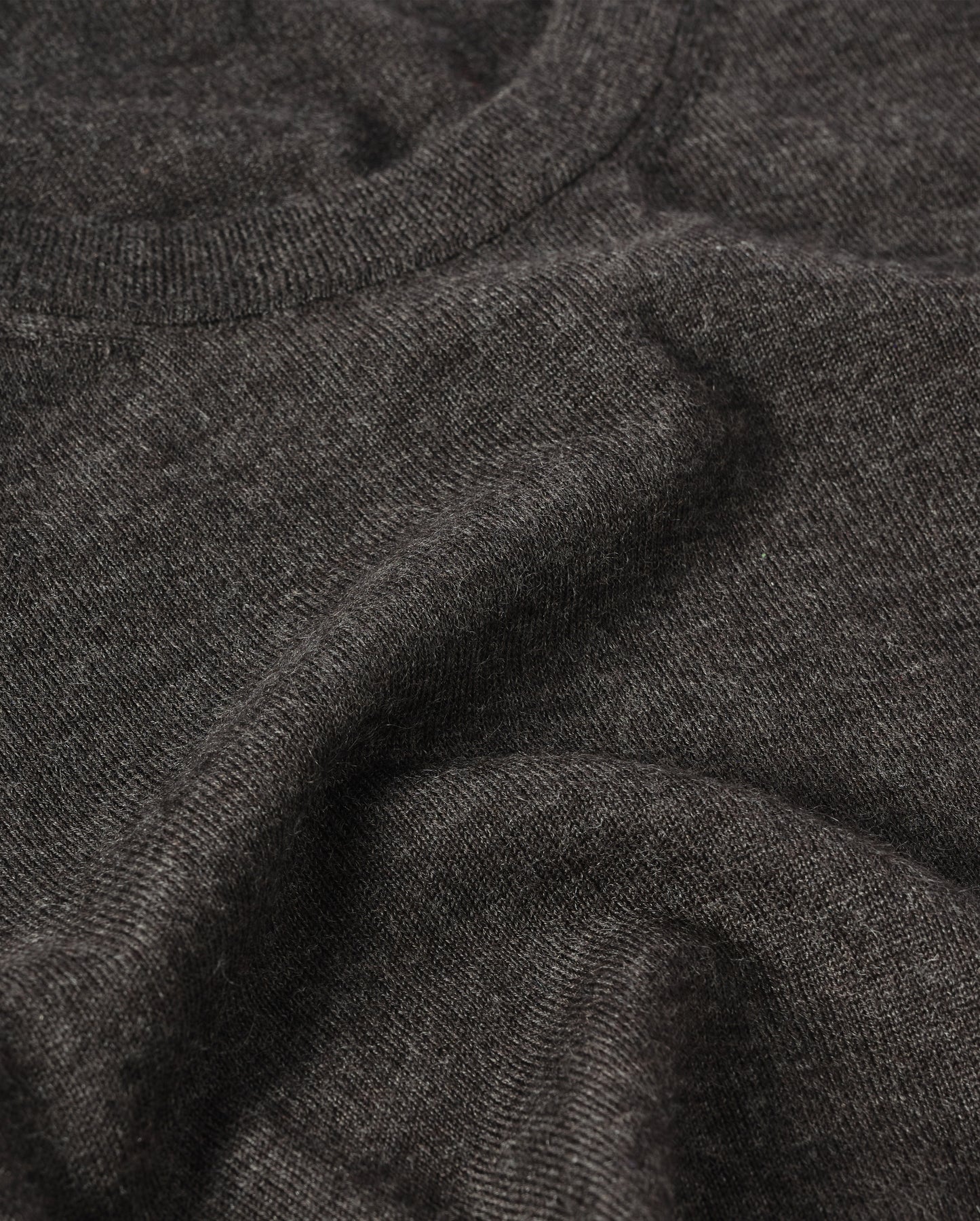 JOHNSTONS OF ELGIN MENS FIN SUPERFINE CREW GREY 100% SUPERFINE CASHMERE OVER A WHITE T-SHIRT KAI05717HA7218