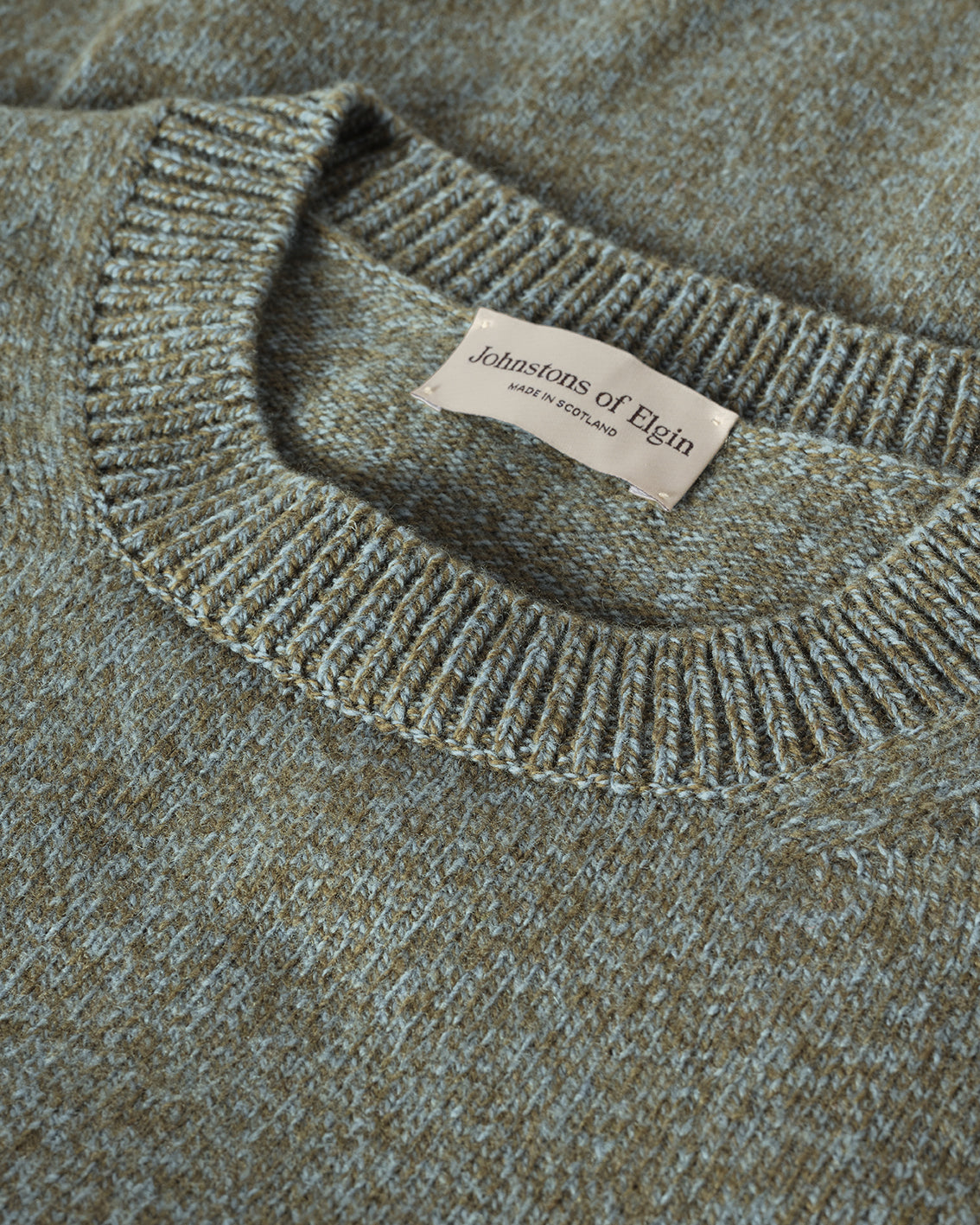 JOHNSTONS OF ELGIN CRAIGIE CREW SWEATER LAMBSWOOL CREW NECK SWEATER GREEN 100% LAMBSWOOL KDA00815HC4329