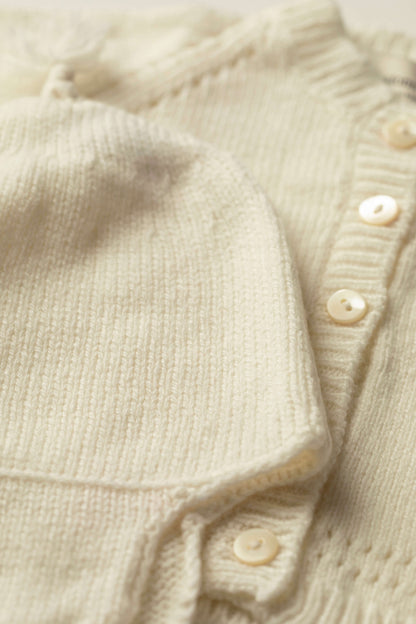 Johnstons of Elgin Baby Handknits ECRU Hand Knit Cashmere Baby Cardigan & Cashmere Beanie Giftset AW21GIFTSET19A