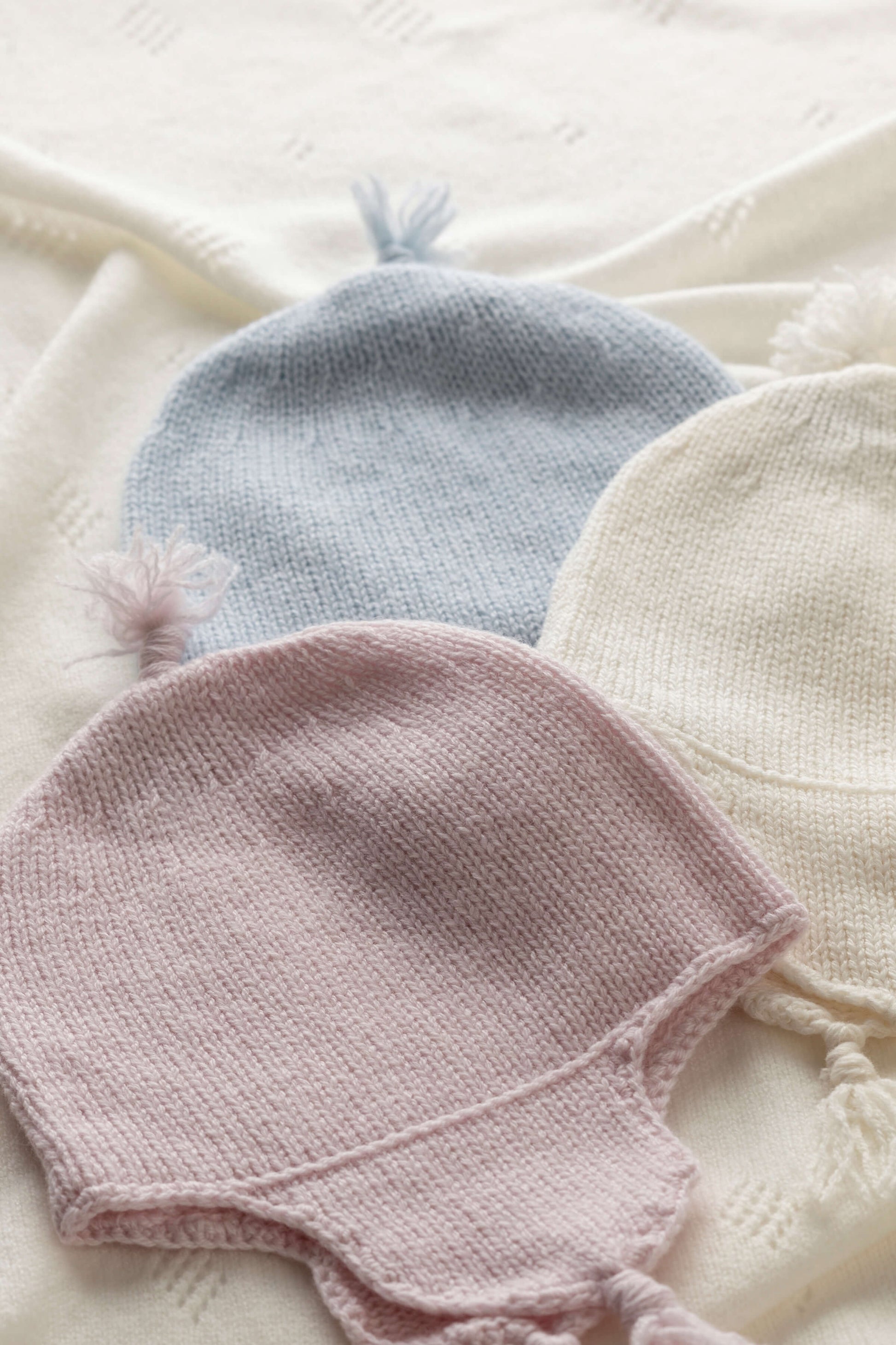 Johnstons of Elgin Baby Handknits Ecru Cashmere Baby Hat with Tassel JA000139SA0132ONE