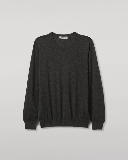 JOHNSTONS OF ELGIN MENS FIN SUPERFINE CREW GREY 100% SUPERFINE CASHMERE OVER A WHITE T-SHIRT  KAI05717HA7218