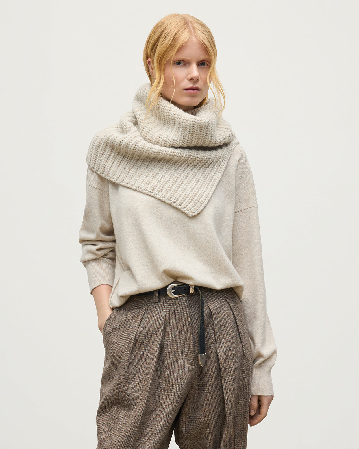 JOHNSTONS OF ELGIN CASHMERE LUXE COWIE RIB SNOOD WITH SHOULDER SPLIT NATURAL 100% CASHMERE HAB03312HA0402ONE