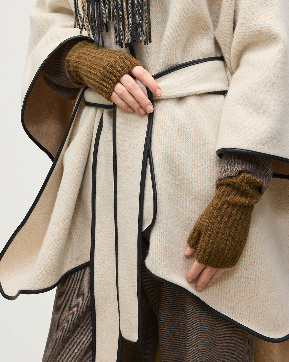 JOHNSTONS OF ELGIN CASHMERE RIBBED DELLA WRISTWARMERS GREEN 100% CASHMERE HAE02681SC4756ONE