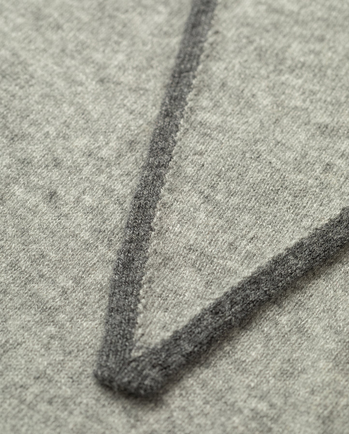 JOHNSTONS OF ELGIN CASHMERE GAUZY ETHEL DIAMOND SCARF GREY 100% CASHMERE HAE03401Q26239ONE