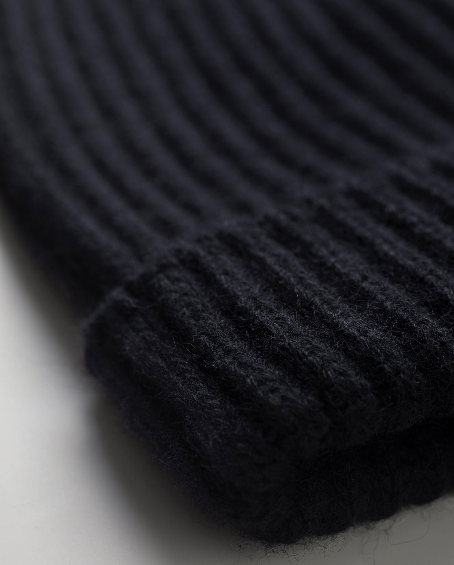 JOHNSTONS OF ELGIN CASHMERE RIBBED LOVAT BEANIE BLACK 100% CASHMERE HAY03614SA7210ONE