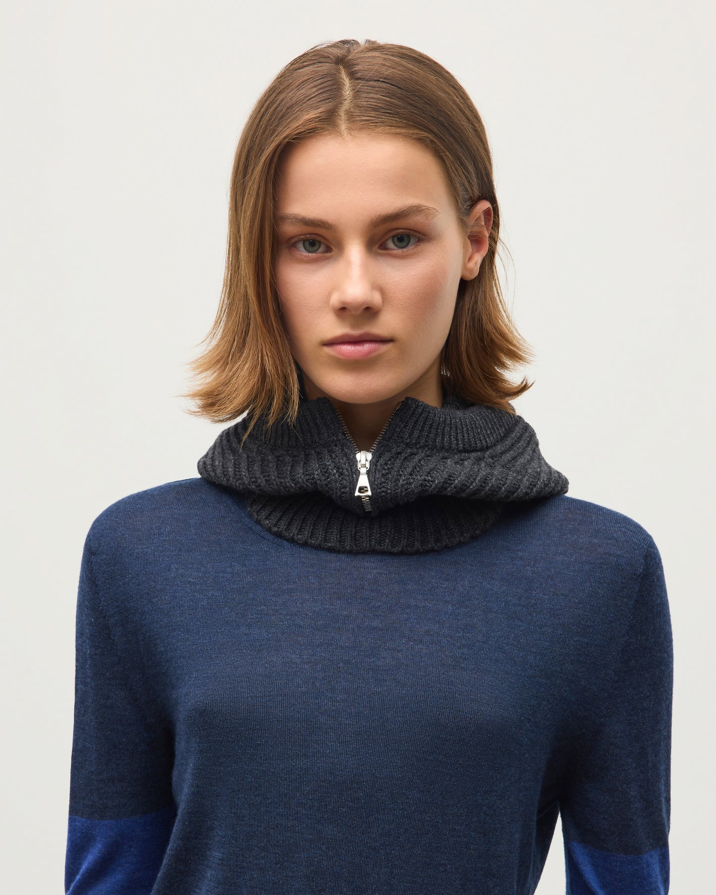 JOHNSTONS OF ELGIN CASHMERE RIBBED NEVIS HOOD WITH ZIP FASTENING DARK GREY 100% CASHMERE HAY03615Q26295ONE