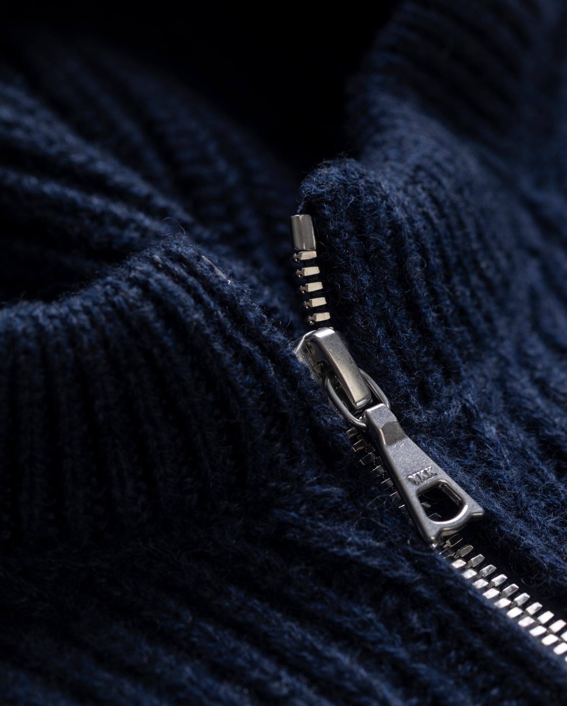 JOHNSTONS OF ELGIN CASHMERE RIBBED NEVIS HOOD WITH ZIP FASTENING NAVY 100% CASHMERE HAY03615Q26296ONE