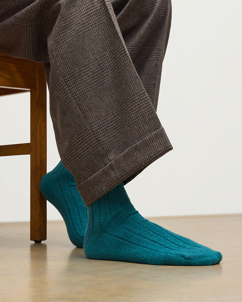JOHNSTONS OF ELGIN MENS CASHMERE RIBBED FLEMING SOCKS GREEN 90% CASHMERE, 10% NYLON HBN01009HC4327