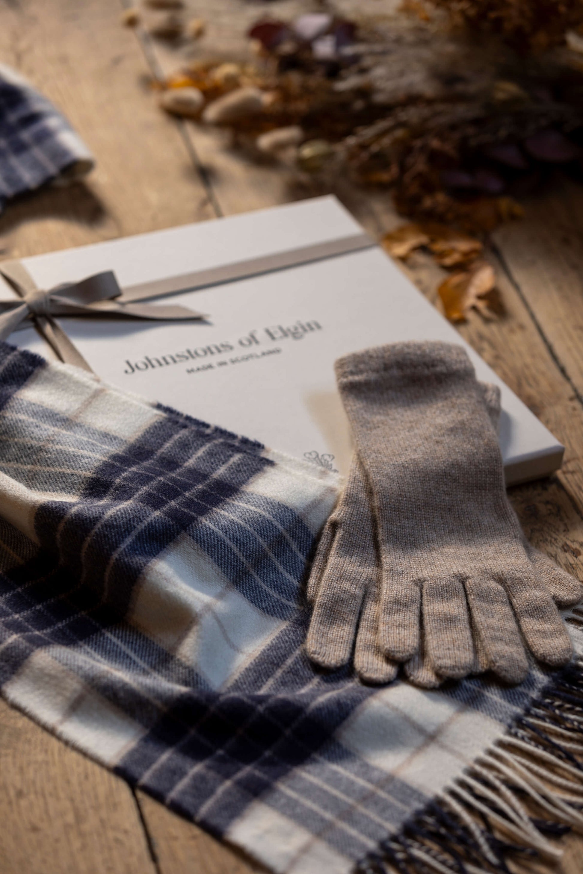 Johnstons of Elgin Women's Knockmore Cashmere Accessories Gift Set 365GIFTSET7B