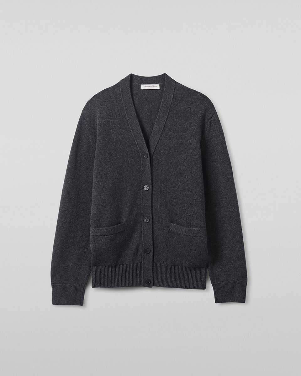 Model wearing Johnstons of Elgin AW25 Women's Knitwear Charcoal Boyfriend-Fit Grey Cashmere Cardigan close up KAA05560HA7165