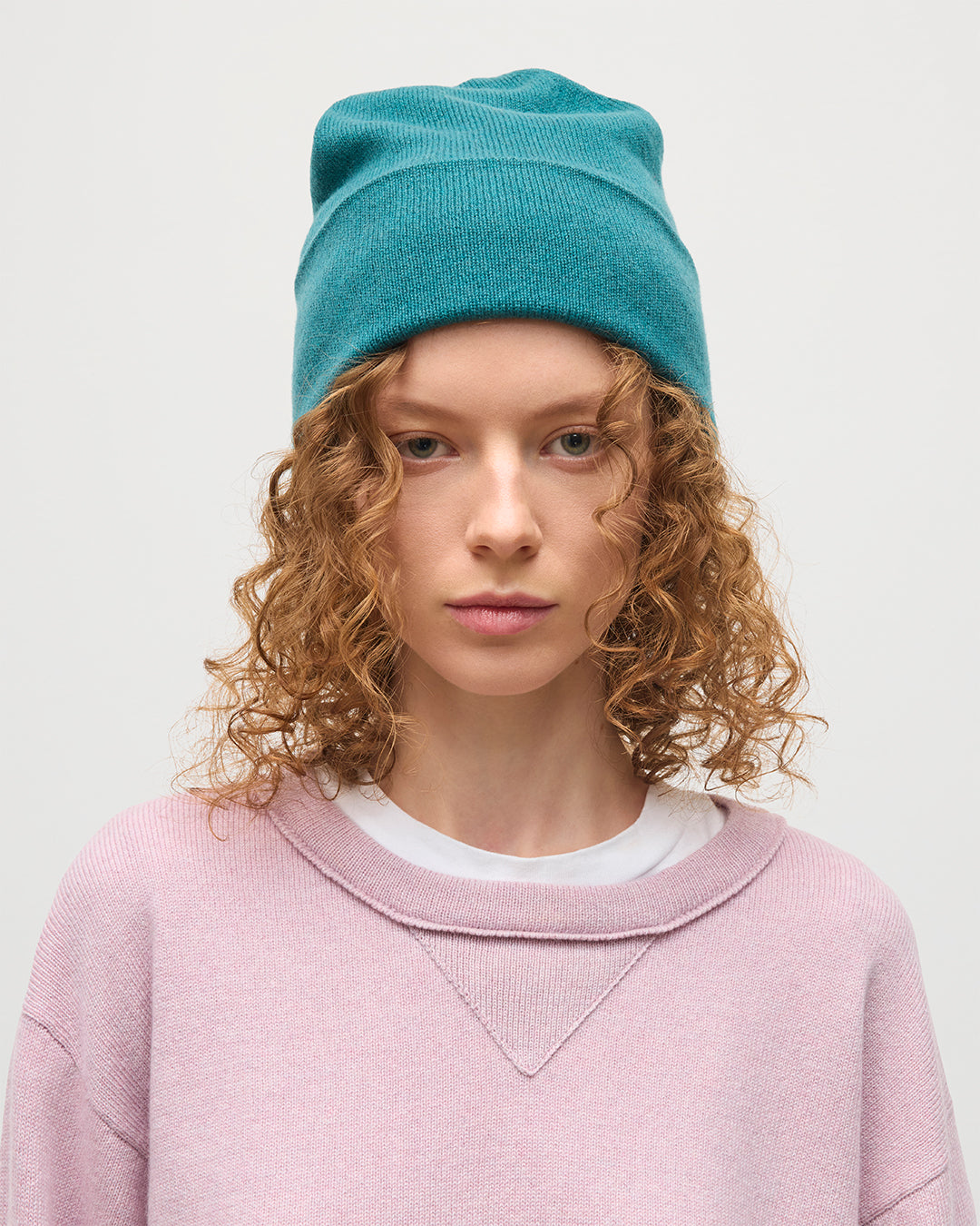 JOHNSTONS OF ELGIN WOMENS STELLA SWEATSHIRT PINK 100% CASHMERE WITH  VERDIGRIS BRAEMAR CASHMERE BEANIE KAA05770HE0071
