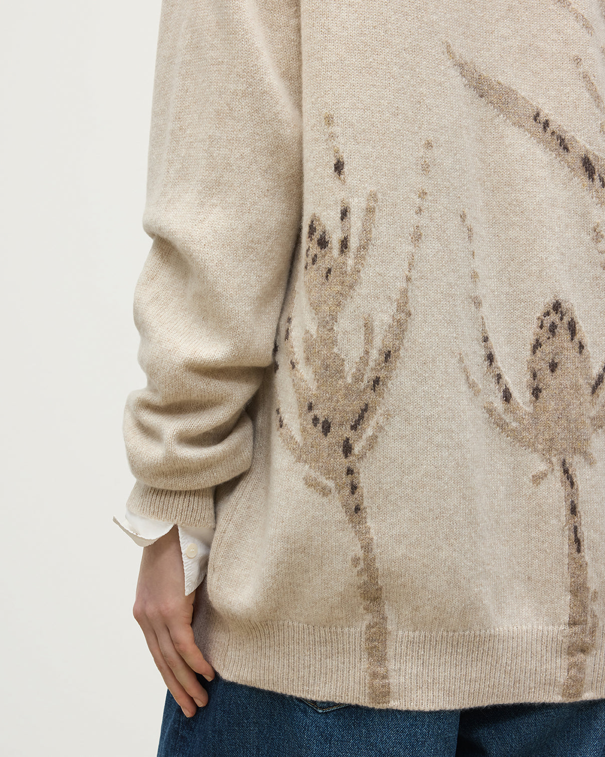 JOHNSTONS OF ELGIN WILD THISTLE INTARSIA CARDIGAN CASHMERE THISTLE INTARSIA VEE NECK CARDIGAN WITH POCKETS CREAM 100% CASHMERE KAA05974JU1659