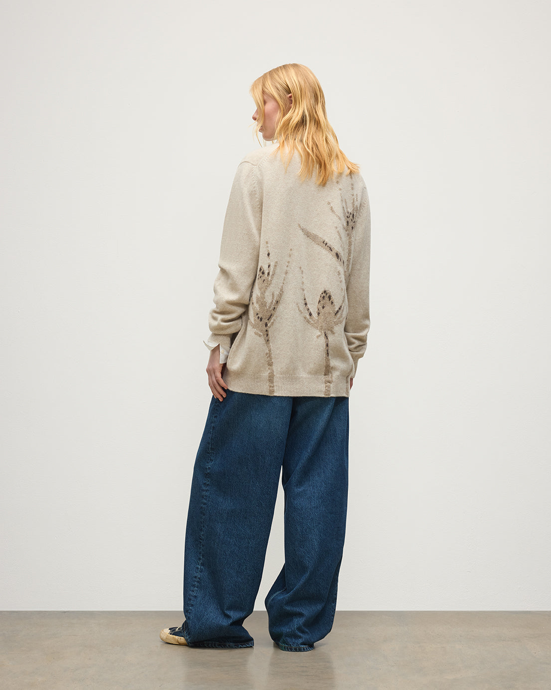 JOHNSTONS OF ELGIN WILD THISTLE INTARSIA CARDIGAN CASHMERE THISTLE INTARSIA VEE NECK CARDIGAN WITH POCKETS CREAM 100% CASHMERE KAA05974JU1659