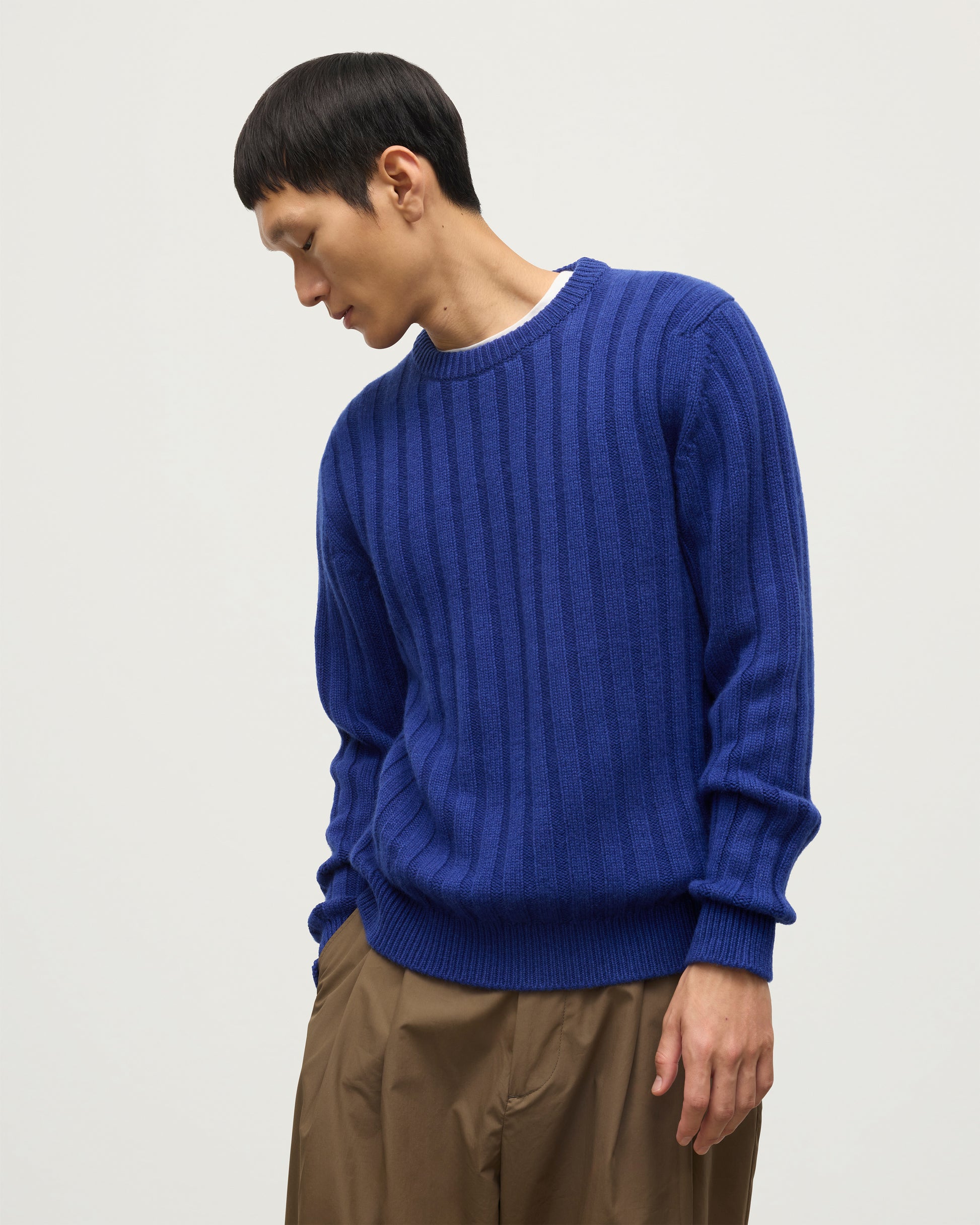 JOHNSTONS OF ELGIN MENS PEEL CREW SWEATER BLUE ON A MODEL OVER A WHITE T-SHIRT KAC05751SD5326