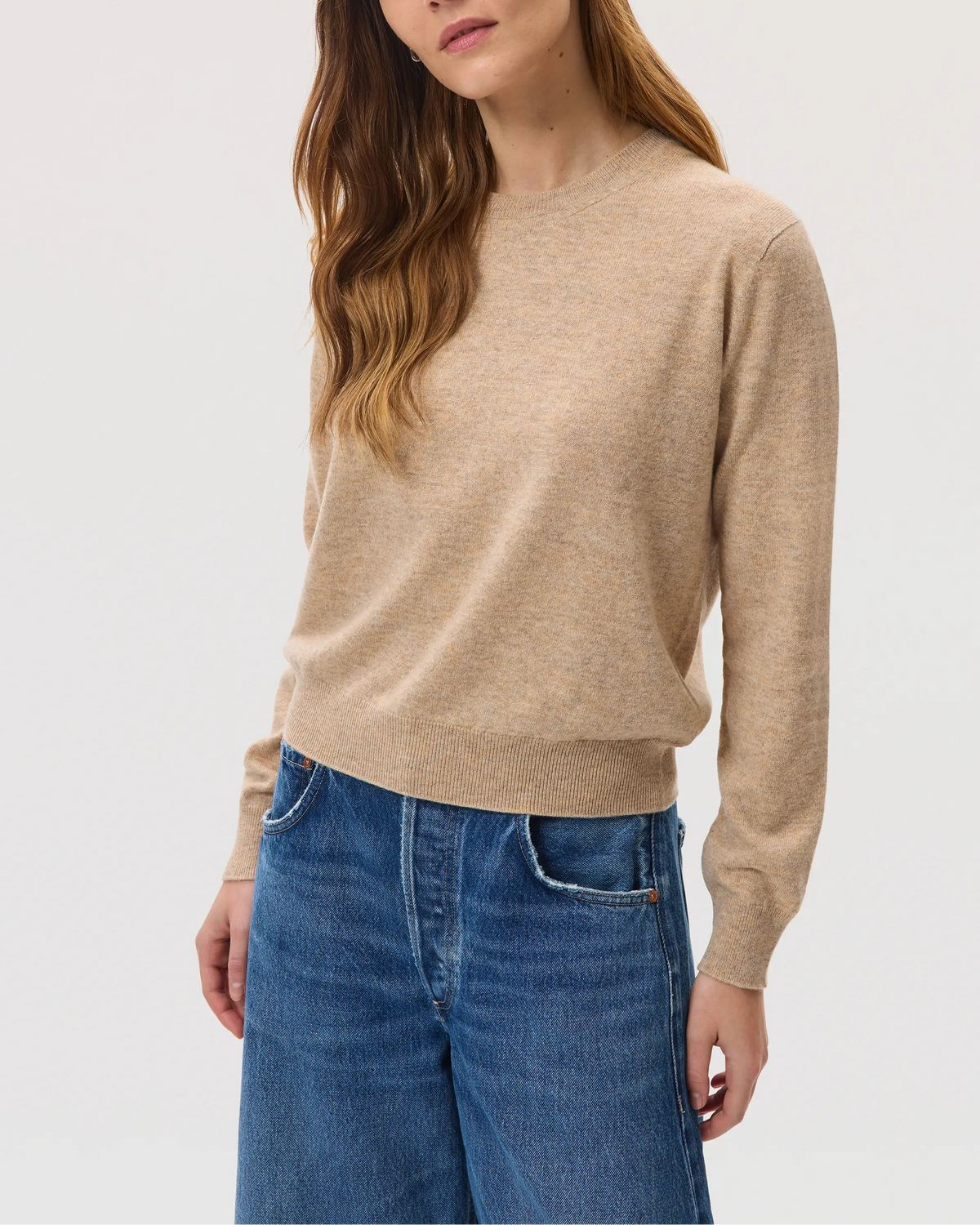 Model wearing Johnstons of Elgin SS25 Women's Knitwear Oatmeal Classic Cashmere Round Neck on a white background KAI05142HB0210