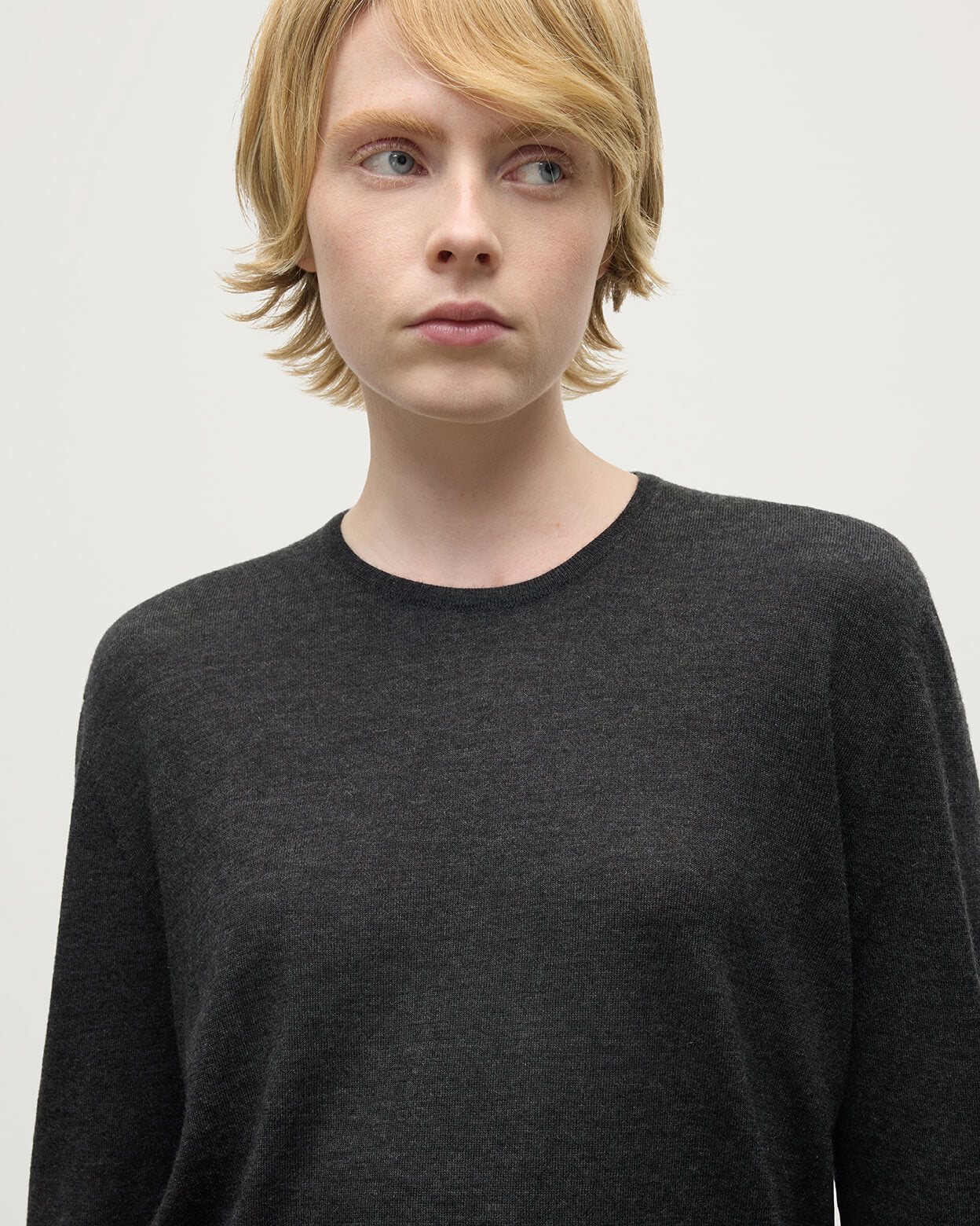 Johnstons of Elgin AW24 Women's Knitwear Charcoal Superfine Cashmere Long Sleeve T-Shirt KAI05318HA7180