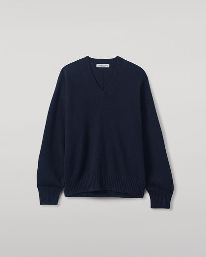Johnstons of Elgin AW25 Women's Knitwear Dark Navy Gauzy Cashmere Navy V Neck Jumper Close Up KAI05323SD7666