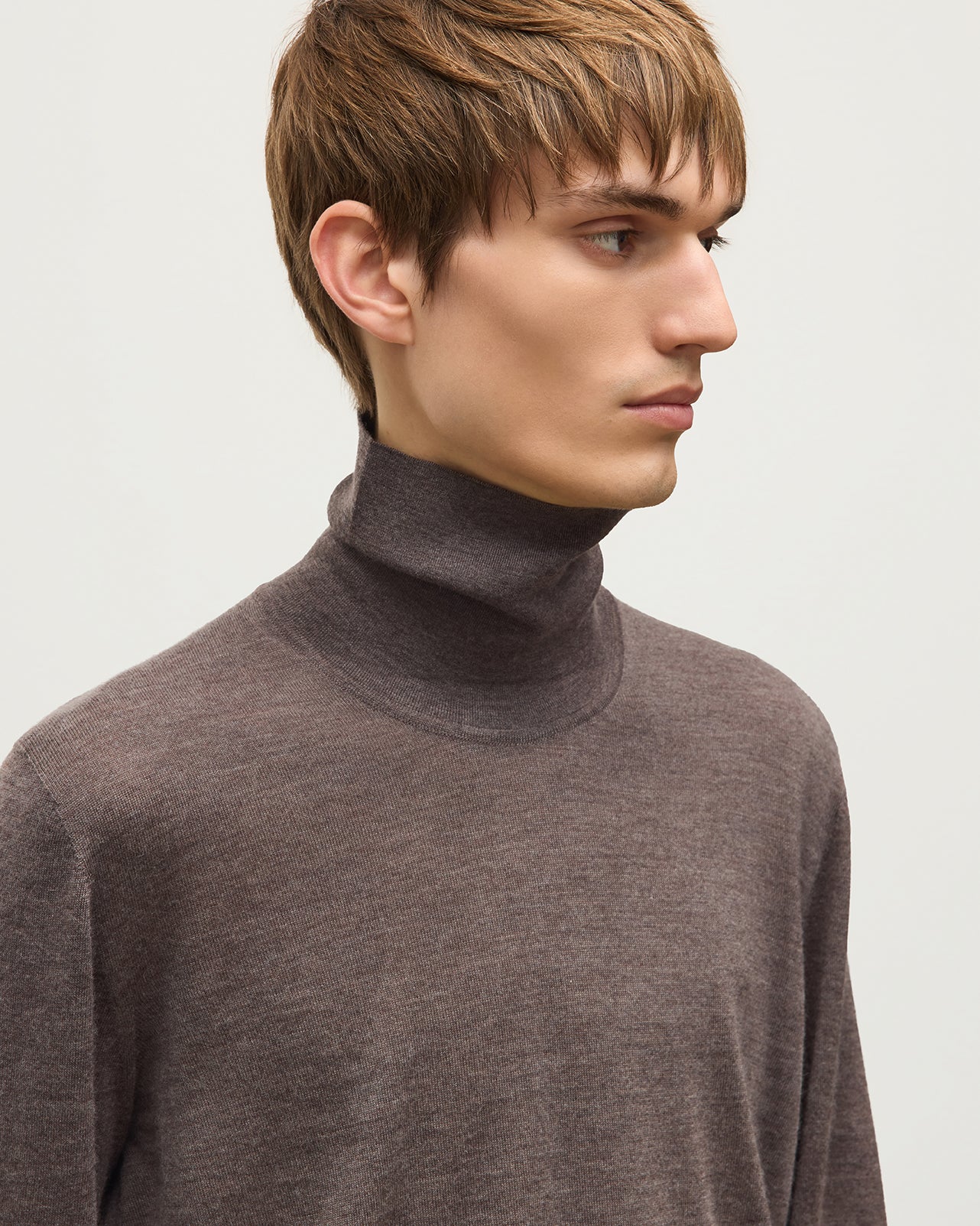JOHNSTONS OF ELGIN FIN ROLL COLLAR SUPERFINE CASHMERE ROLL COLLAR SWEATER - 3 PLY BROWN 100% CASHMERE KAI05333HB7092