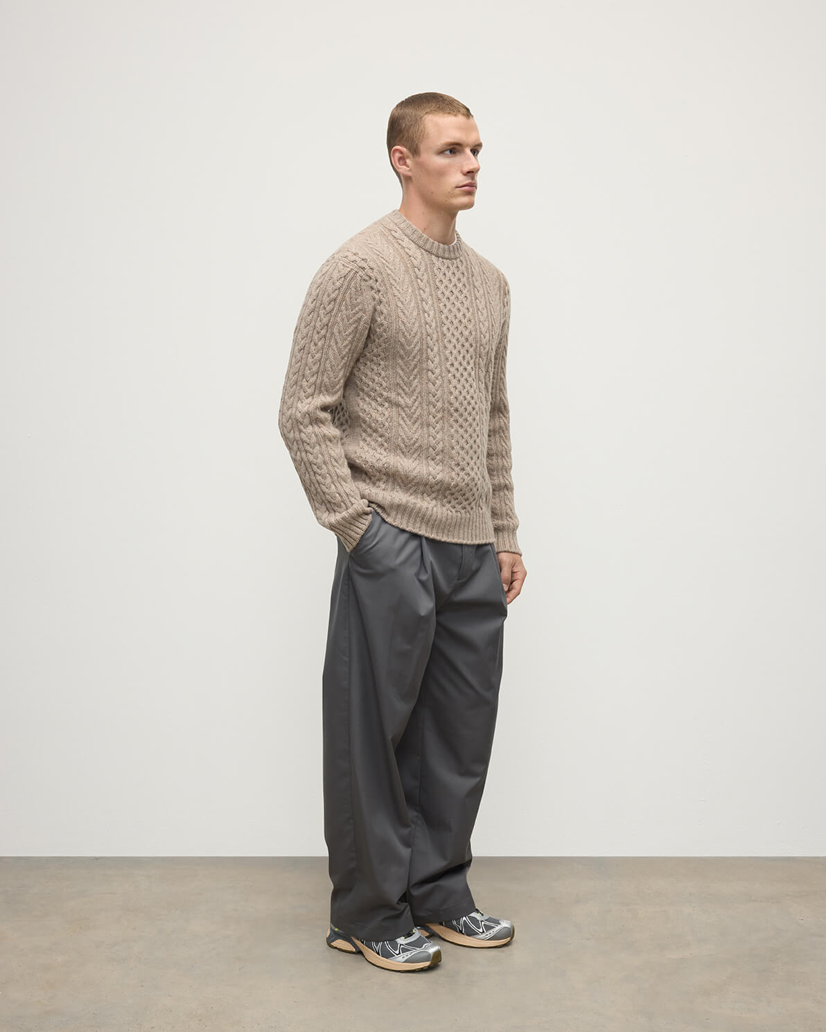 Johnstons of Elgin AW25 Men's Ash Aran Cable Cashmere Jumper KAI05336HB4334