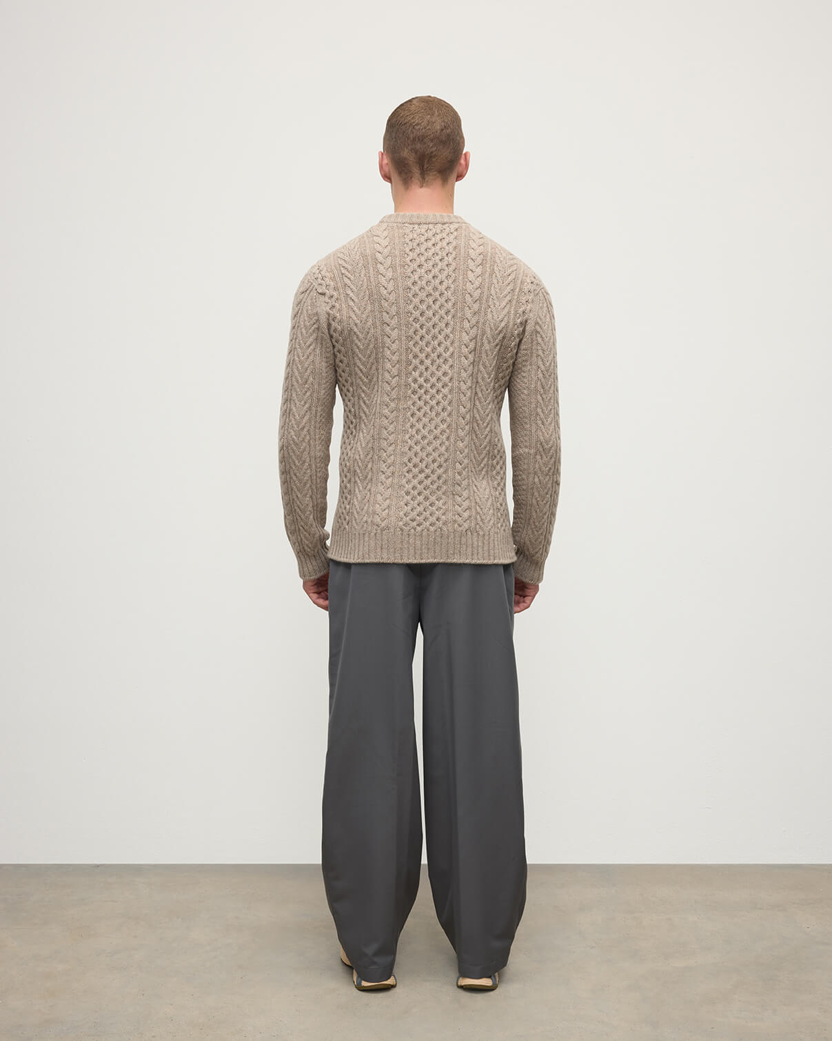 Johnstons of Elgin AW25 Men's Ash Aran Cable Cashmere Jumper KAI05336HB4334