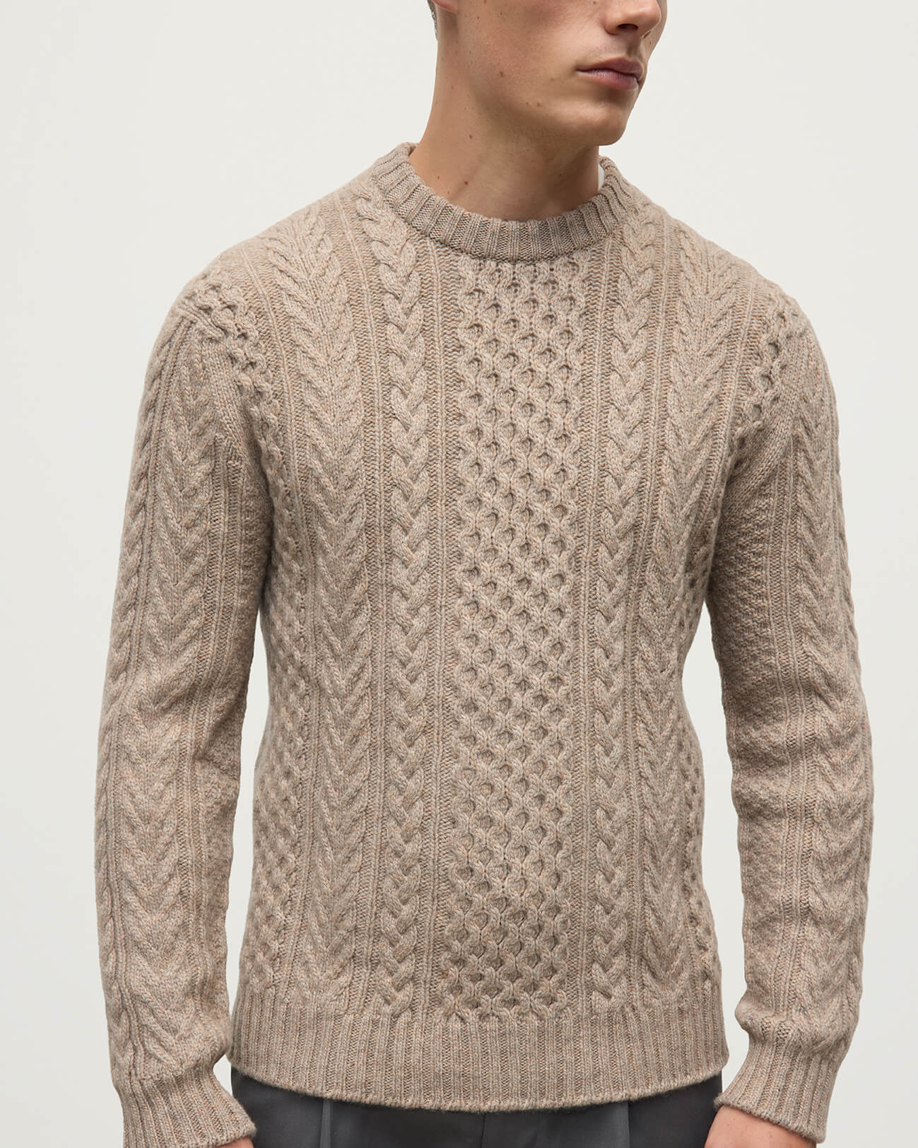 Johnstons of Elgin AW25 Men's Ash Aran Cable Cashmere Jumper KAI05336HB4334