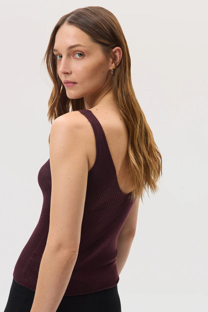 Model wears Johnstons of Elgin SS25 Women's Knitwear Rosewood Ribbed Superfine Cashmere Vest on a white backdrop KAI05446SB7255