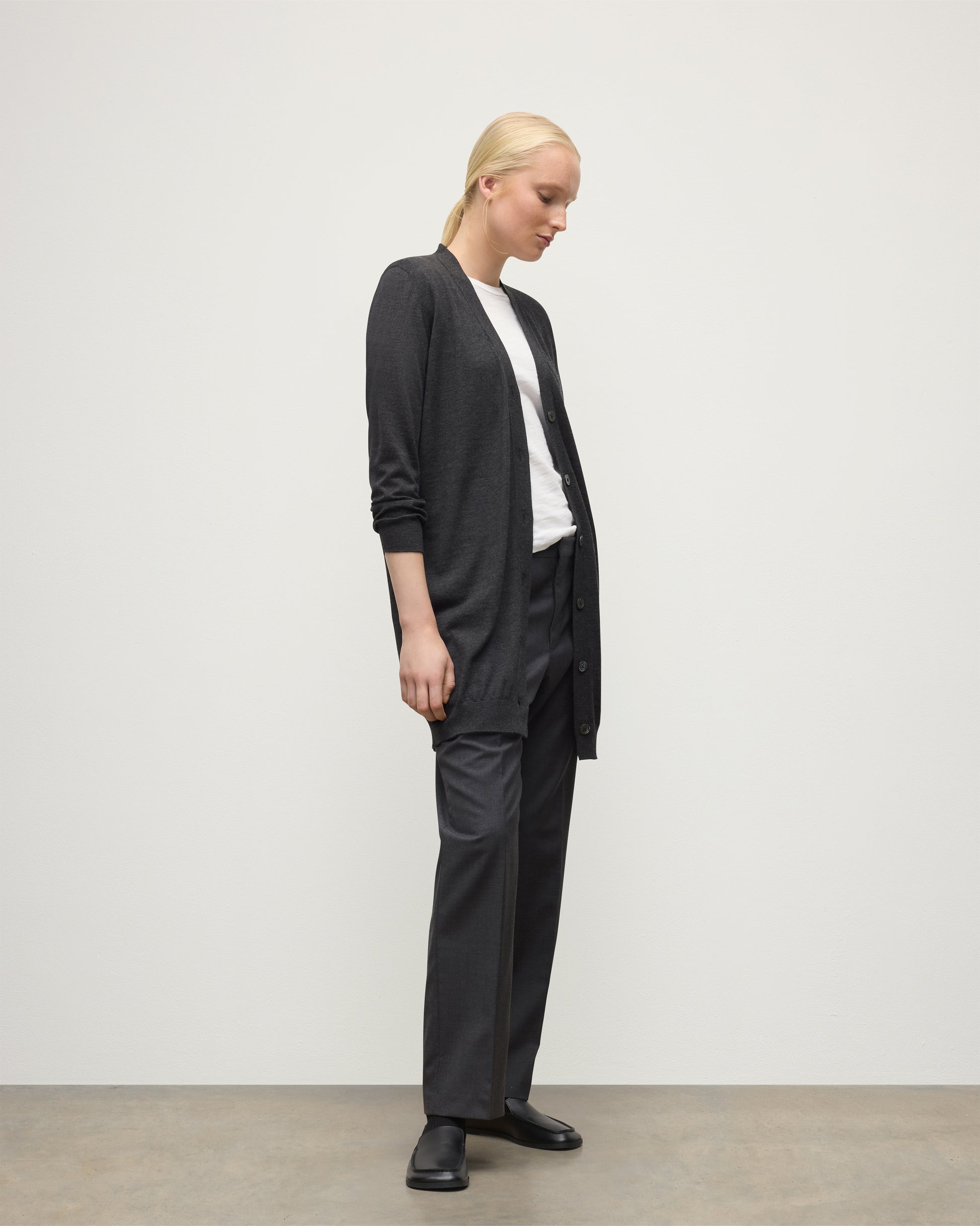 MODEL WEARS JOHNSTONS OF ELGIN WOMENS ELISE VEE CARDIGAN GREY 100% SUPERFINE CASHMERE KAI05716HA7218