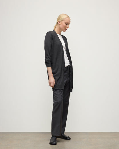 MODEL WEARS JOHNSTONS OF ELGIN WOMENS ELISE VEE CARDIGAN GREY 100% SUPERFINE CASHMERE KAI05716HA7218