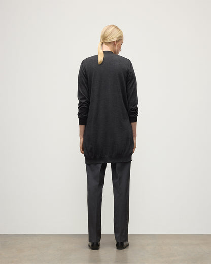 MODEL WEARS JOHNSTONS OF ELGIN WOMENS ELISE VEE CARDIGAN GREY 100% SUPERFINE CASHMERE KAI05716HA7218