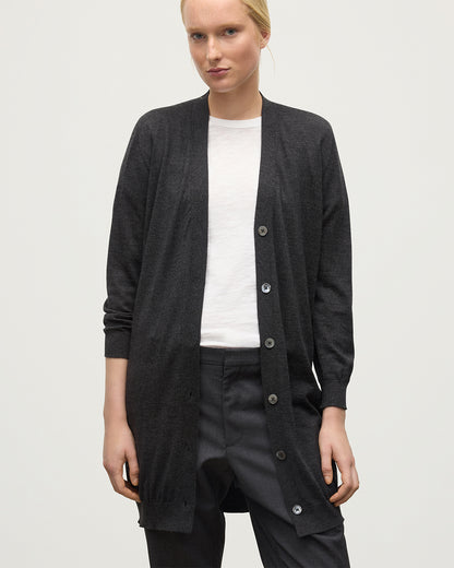 MODEL WEARS JOHNSTONS OF ELGIN WOMENS ELISE VEE CARDIGAN GREY 100% SUPERFINE CASHMERE KAI05716HA7218