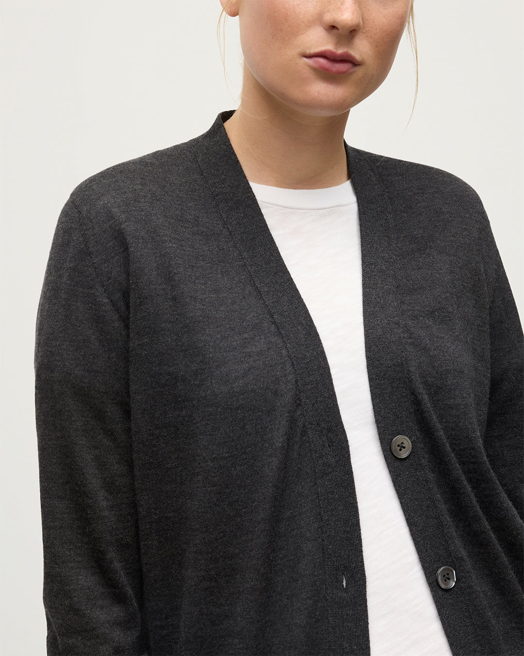 MODEL WEARS JOHNSTONS OF ELGIN WOMENS ELISE VEE CARDIGAN GREY 100% SUPERFINE CASHMERE KAI05716HA7218