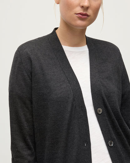 MODEL WEARS JOHNSTONS OF ELGIN WOMENS ELISE VEE CARDIGAN GREY 100% SUPERFINE CASHMERE KAI05716HA7218