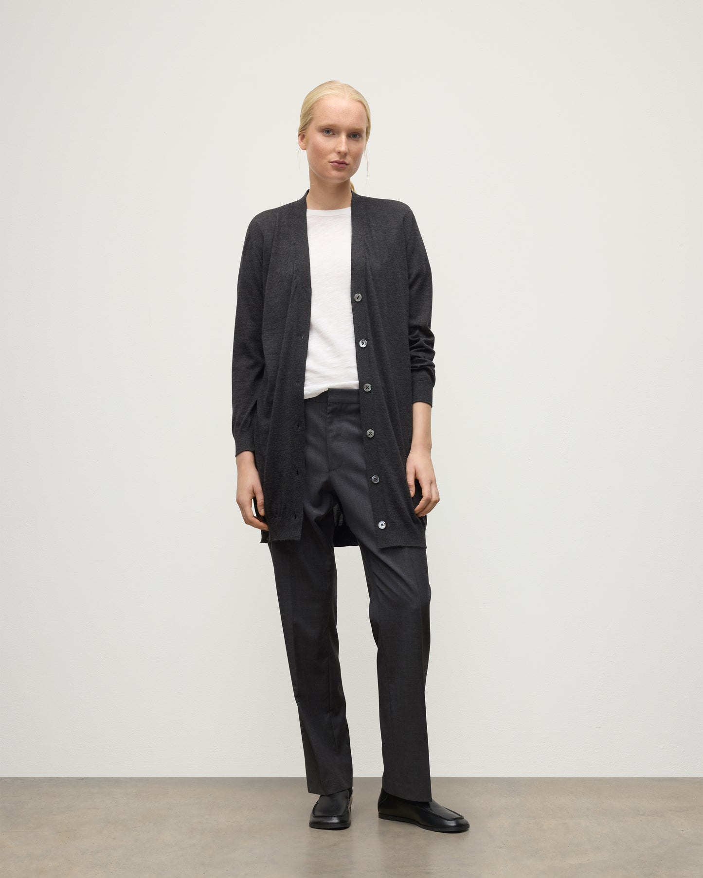MODEL WEARS JOHNSTONS OF ELGIN WOMENS ELISE VEE CARDIGAN GREY 100% SUPERFINE CASHMERE KAI05716HA7218