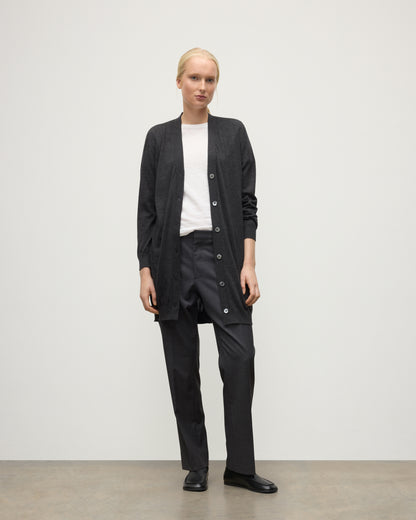 MODEL WEARS JOHNSTONS OF ELGIN WOMENS ELISE VEE CARDIGAN GREY 100% SUPERFINE CASHMERE KAI05716HA7218