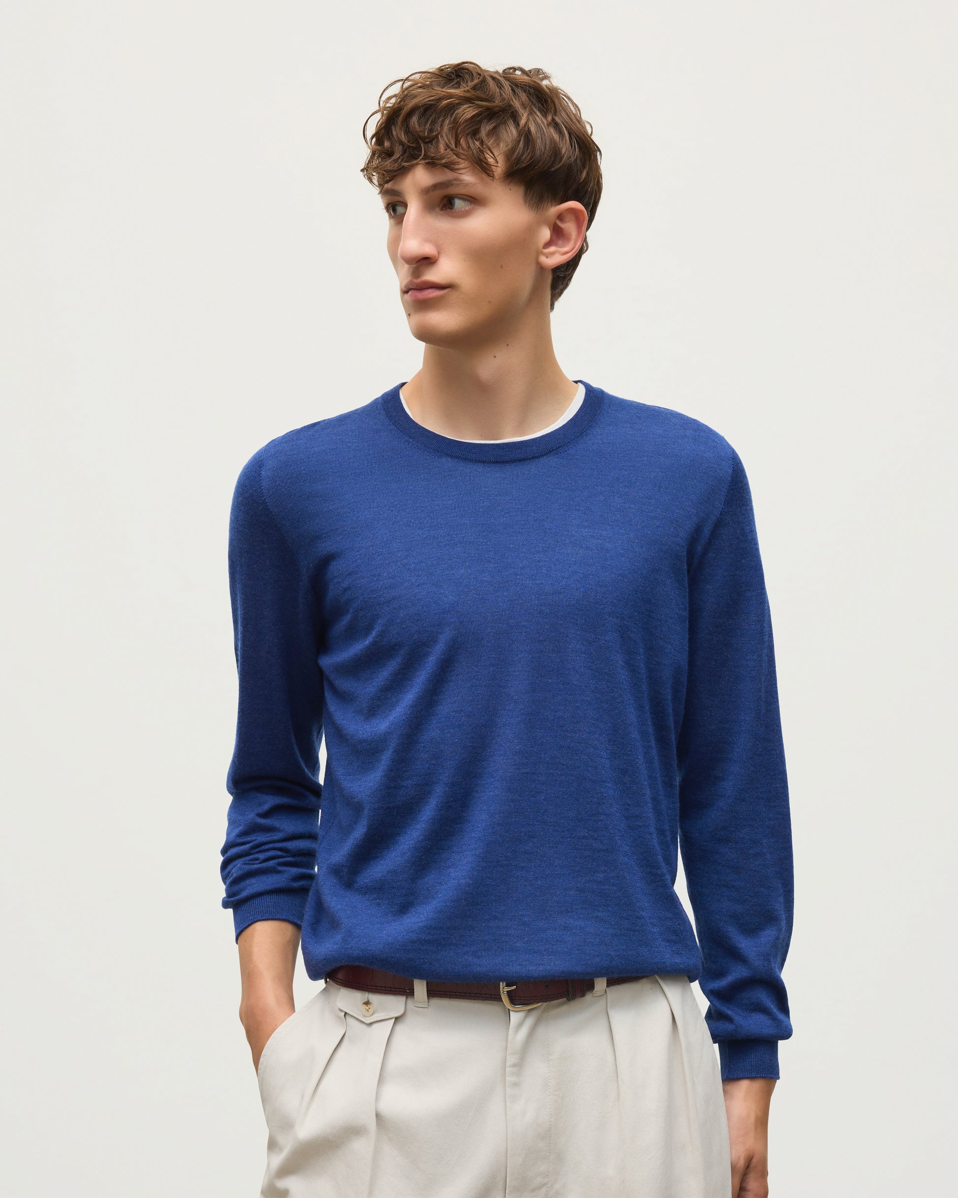 JOHNSTONS OF ELGIN FIN CREW SUPERFINE CASHMERE CREW NECK SWEATER - 3 PLY BLUE 100% CASHMERE KAI05717HD4509