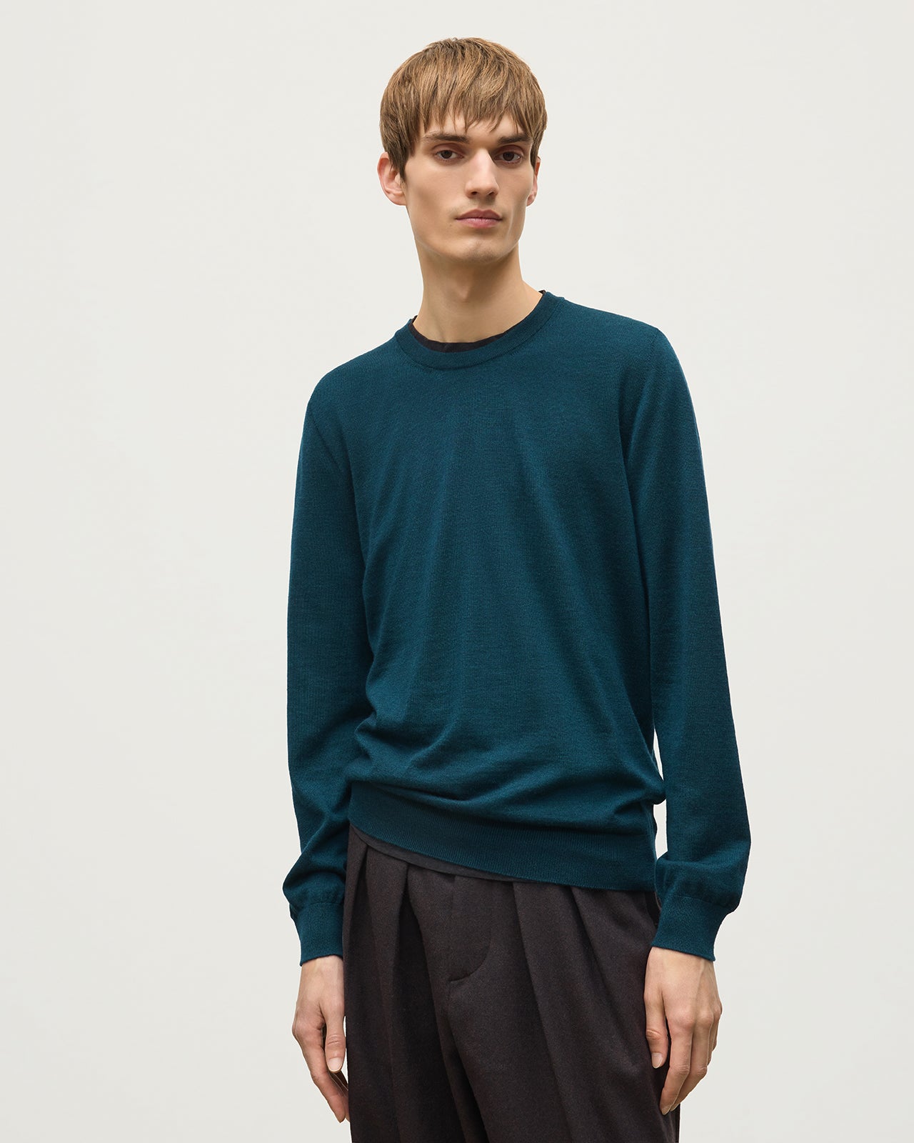 JOHNSTONS OF ELGIN FIN CREW SUPERFINE CASHMERE CREW NECK SWEATER - 3 PLY BOTTLE GREEN 100% CASHMERE KAI05717SC7344