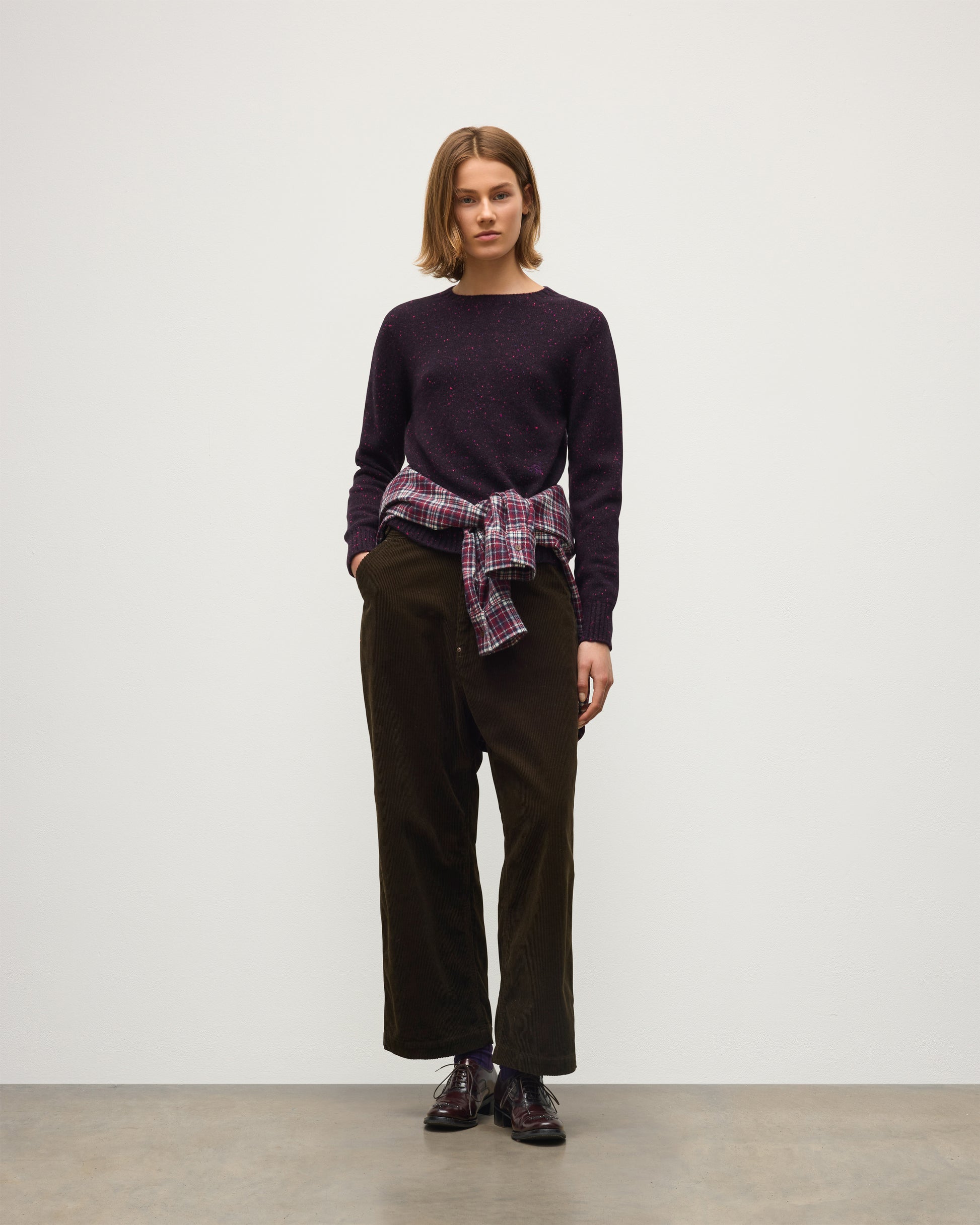JOHNSTONS OF ELGIN CAIRN CREW SWEATER DONEGAL CASHMERE ROUND NECK SWEATER DARK PURPLE 100% CASHMERE KAI05719HD7360
