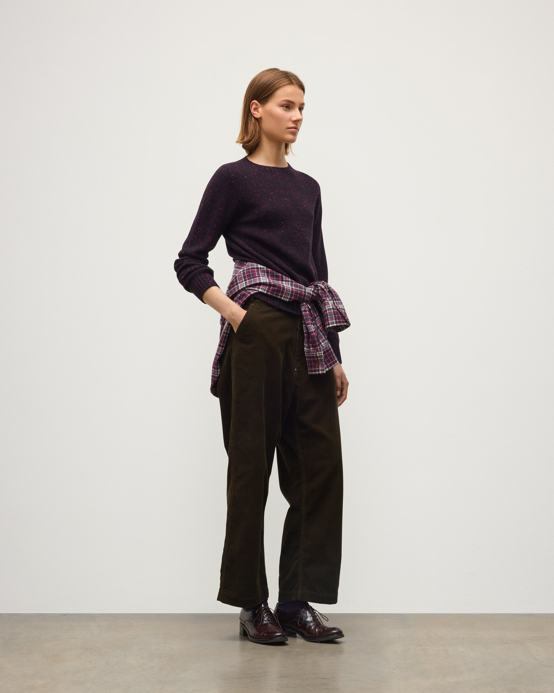 JOHNSTONS OF ELGIN CAIRN CREW SWEATER DONEGAL CASHMERE ROUND NECK SWEATER DARK PURPLE 100% CASHMERE KAI05719HD7360