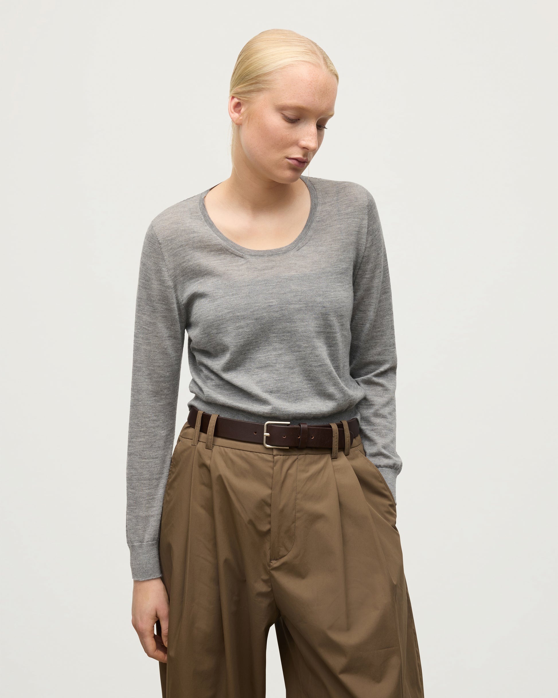 MODEL WEAR JOHNSTONS OF ELGIN WOMENS ELLA SCOOP SWEATER GREY KAI05723HA4253