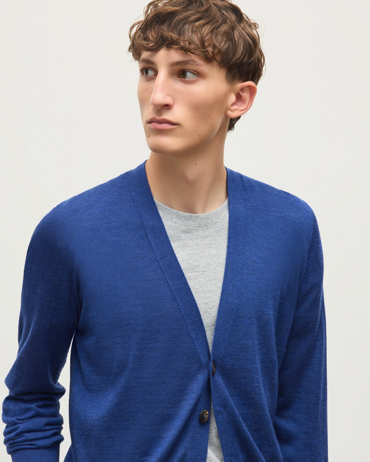 JOHNSTONS OF ELGIN FORSYTH CARDIGAN SUPERFINE CASHMERE VEE NECK CARDIGAN - 3 PLY BLUE 100% CASHMERE WITH HELMINA BLUE SCARF KAI05740HD4509