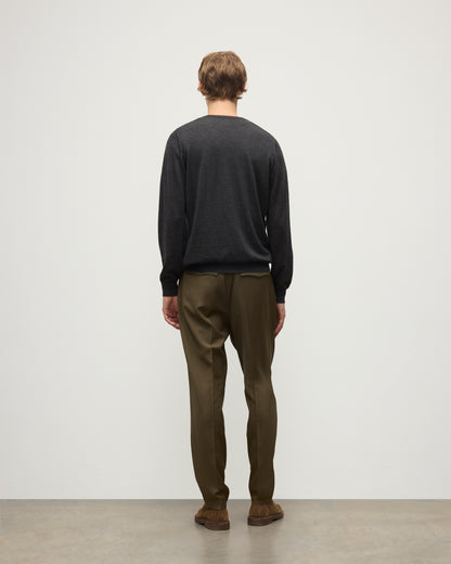  MENS FIN SUPERFINE VEE NECK GREY 100% SUPERFINE CASHMERE BY JOHNSTONS OF ELGIN, WORN OVER A WHITE T-SHIRT WITH OLIVE GREEN TROUSERS KAI05744HA7218