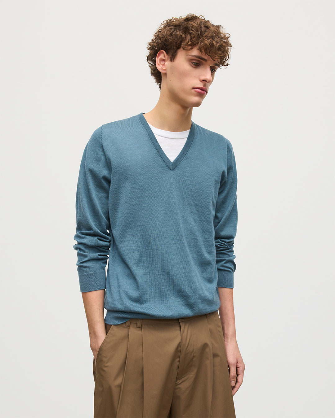 JOHNSTONS OF ELGIN MENS FIN SUPERFINE VEE NECK GREEN 100% SUPERFINE CASHMERE KAI05744SD5242