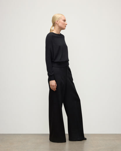 WOMENS FINOLA SWEATER BLACK 100% SUPERFINE CASHMERE ON A MODEL WITH BLACK TROUSERS AND BOOTS KAI05789SA7146