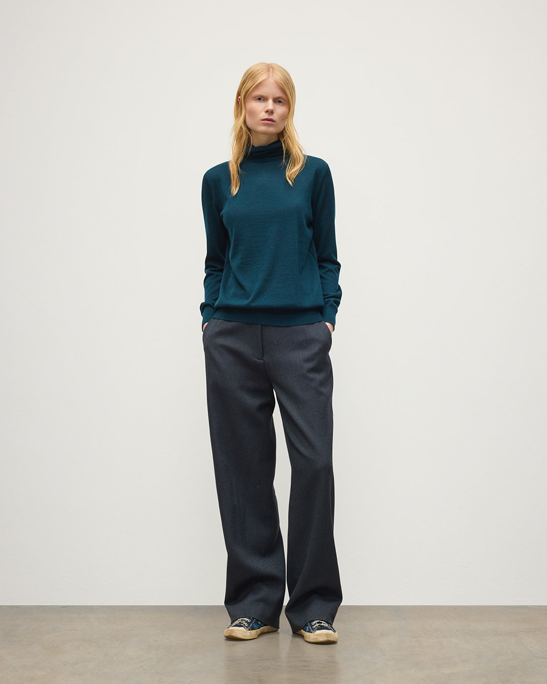 JOHNSTONS OF ELGIN BEATRICE FUNNEL SWEATER SUPERFINE CASHMERE FUNNEL NECK SWEATER WITH LINKS STITCH DETAIL - 3 PLY BOTTLE GREEN 100% CASHMERE KAI05951SC7344
