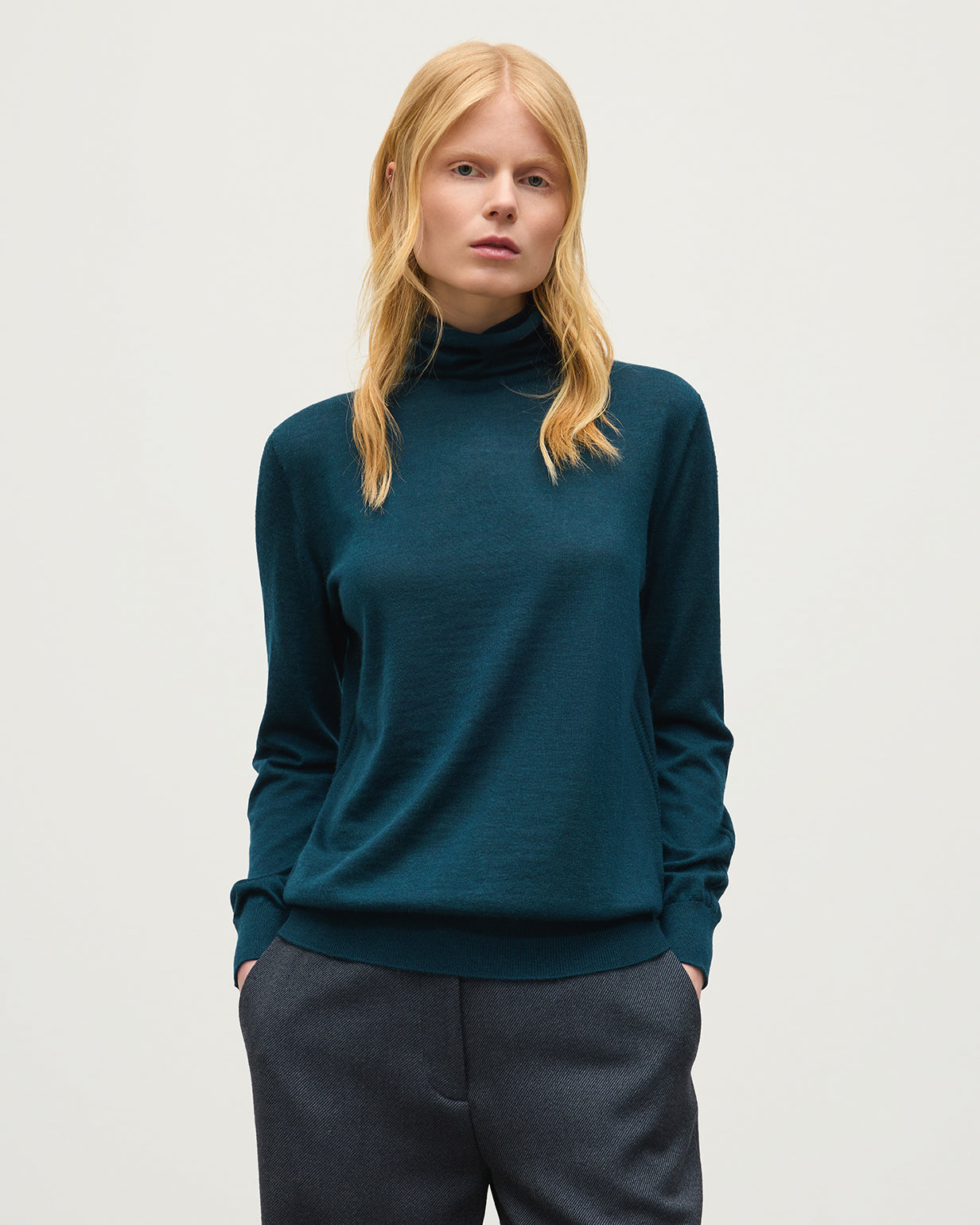 JOHNSTONS OF ELGIN BEATRICE FUNNEL SWEATER SUPERFINE CASHMERE FUNNEL NECK SWEATER WITH LINKS STITCH DETAIL - 3 PLY BOTTLE GREEN 100% CASHMERE KAI05951SC7344