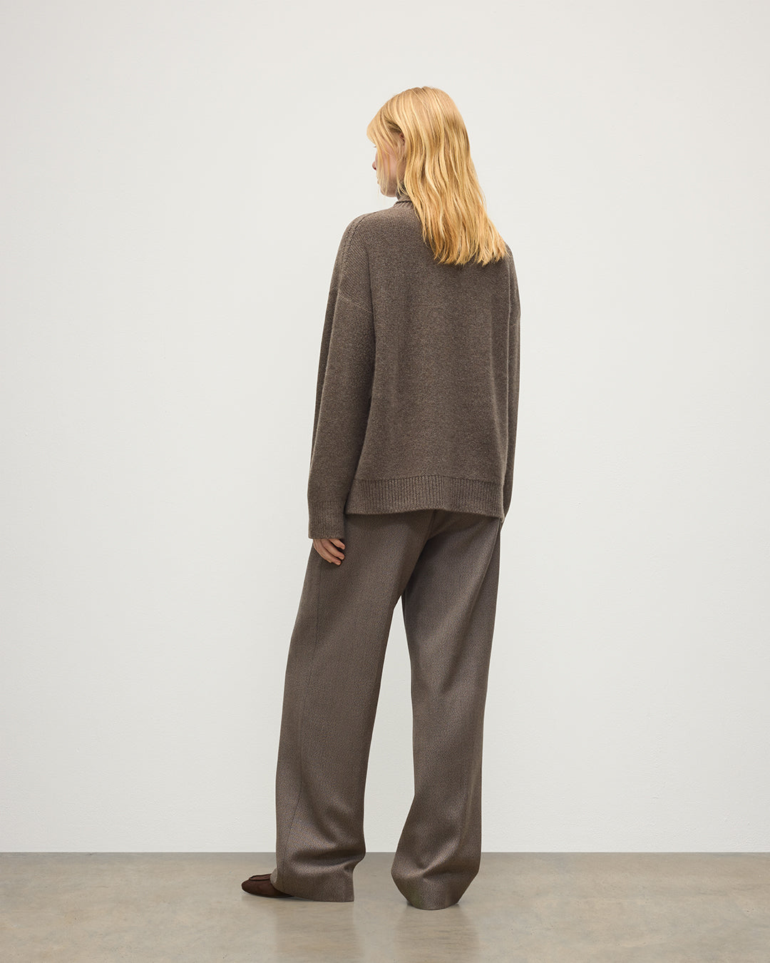 JOHNSTONS OF ELGIN MAGGIE ROLL NECK SWEATER CASHMERE REVERSE STITCH ROLL NECK SWEATER - 8 PLY BROWN 100% CASHMERE KAI05983HB7128