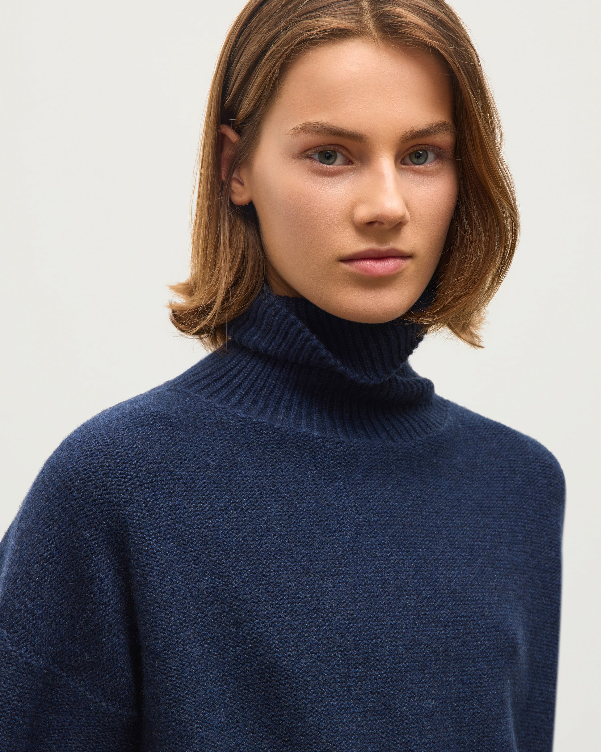 JOHNSTONS OF ELGIN MAGGIE ROLL NECK SWEATER CASHMERE REVERSE STITCH ROLL NECK SWEATER - 8 PLY NAVY 100% CASHMERE KAI05983HD7350