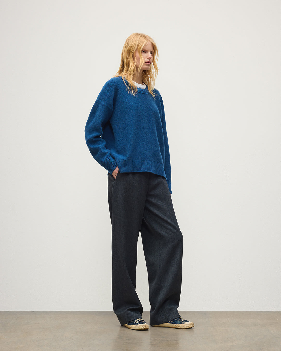 JOHNSTONS OF ELGIN MAGGIE CREW SWEATER CASHMERE REVERSE STITCH ROUND NECK SWEATER - 8 PLY BLUE 100% CASHMERE KAI05990SD5369